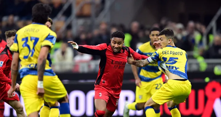 Soccer Football - Serie A - AC Milan v Parma - San Siro, Milan, Italy - February 22, 2026 AC Milan's Christopher Nkunku in action with Parma's Enrico Del Prato REUTERS/Daniele Mascolo/Foto: Daniele Mascolo