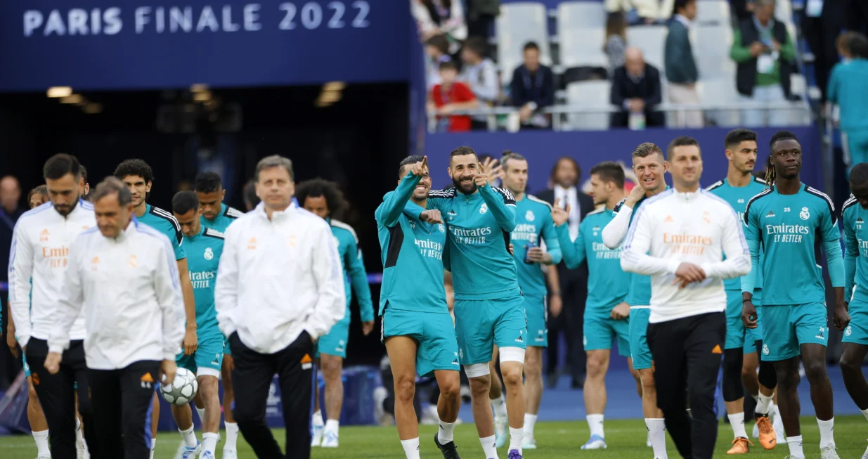 epa09980859 Dani Ceballos (C-L) and Karim Benzema (C-R) of Real Madrid attend the team's training session at Stade de France in Saint-Denis, near Paris, France, 27 May 2022. Real Madrid will face Liverpool FC in their UEFA Champions League final on 28 May 2022. EPA/YOAN VALAT/Foto: Yoan Valat