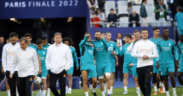 epa09980859 Dani Ceballos (C-L) and Karim Benzema (C-R) of Real Madrid attend the team's training session at Stade de France in Saint-Denis, near Paris, France, 27 May 2022. Real Madrid will face Liverpool FC in their UEFA Champions League final on 28 May 2022. EPA/YOAN VALAT/Foto: Yoan Valat