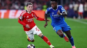 Soccer Football - UEFA Champions League - Play Off - First Leg - Benfica v Real Madrid - Estadio da Luz, Lisbon, Portugal - February 17, 2026 Benfica's Gianluca Prestianni in action with Real Madrid's Vinicius Junior REUTERS/Rodrigo Antunes/Foto: Rodrigo Antunes