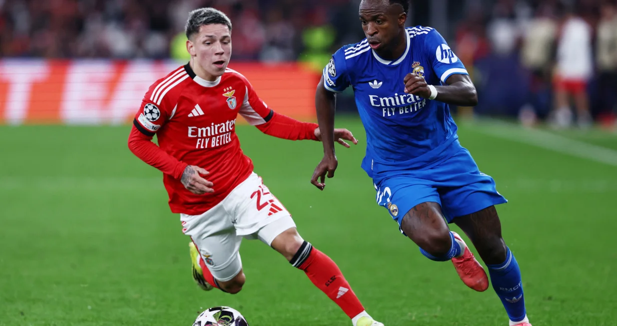 Soccer Football - UEFA Champions League - Play Off - First Leg - Benfica v Real Madrid - Estadio da Luz, Lisbon, Portugal - February 17, 2026 Benfica's Gianluca Prestianni in action with Real Madrid's Vinicius Junior REUTERS/Rodrigo Antunes/Foto: Rodrigo Antunes