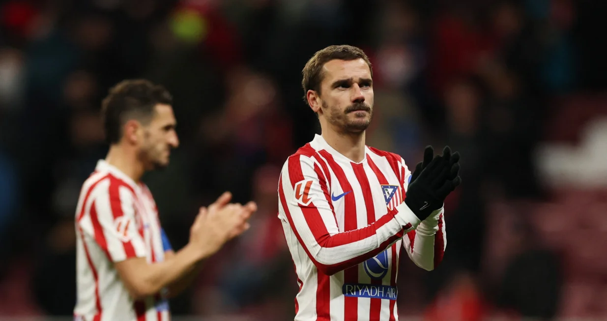 Soccer Football - LaLiga - Atletico Madrid v Real Betis - Riyadh Air Metropolitano, Madrid, Spain - February 8, 2026 Atletico Madrid's Antoine Griezmann applauds fans after the match REUTERS/Violeta Santos Moura/Foto: Violeta Santos Moura