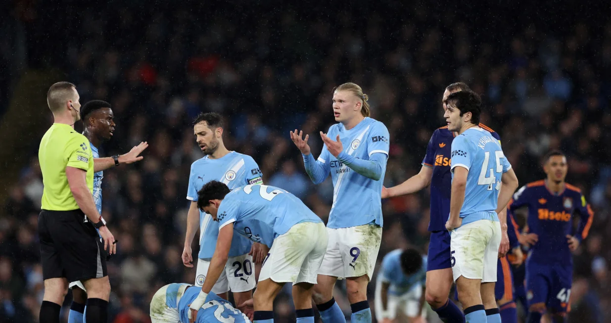 Soccer Football - Premier League - Manchester City v Newcastle United - Etihad Stadium, Manchester, Britain - February 21, 2026 Manchester City's Erling Haaland remonstrates with referee Thomas Bramall as Antoine Semenyo reacts after sustaining an injury REUTERS/Scott Heppell EDITORIAL USE ONLY. NO USE WITH UNAUTHORIZED AUDIO, VIDEO, DATA, FIXTURE LISTS, CLUB/LEAGUE LOGOS OR 'LIVE' SERVICES. ONLINE IN-MATCH USE LIMITED TO 120 IMAGES, NO VIDEO EMULATION. NO USE IN BETTING, GAMES OR SINGLE CLUB/LEAGUE/PLAYER PUBLICATIONS. PLEASE CONTACT YOUR ACCOUNT REPRESENTATIVE FOR FURTHER DETAILS../Foto: Scott Heppell