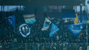 Manijaci sa barjacima/Foto: 