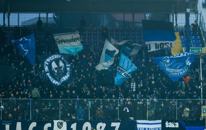 Manijaci sa barjacima/Foto: 