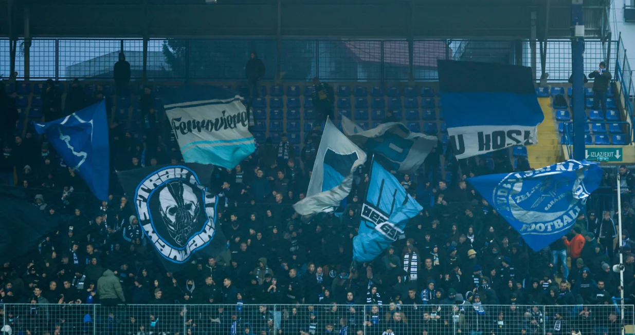 Manijaci sa barjacima/Foto: 