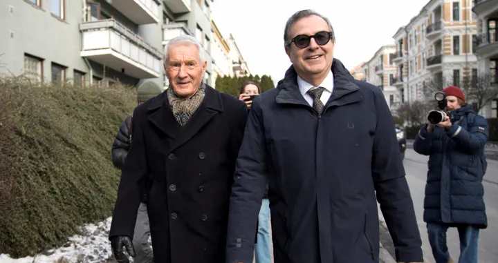 Members of the National Authority for Investigation and Prosecution of Economic and Environmental Crime search Thorbjorn Jagland's apartment building as he walks with his lawyer Anders Brosveet, in Frogner, Oslo, Norway, February 12, 2026. NTB/Stian Lysberg Solum via REUTERS ATTENTION EDITORS - THIS IMAGE WAS PROVIDED BY A THIRD PARTY. NORWAY OUT. NO COMMERCIAL OR EDITORIAL SALES IN NORWAY./Stian Lysberg Solum