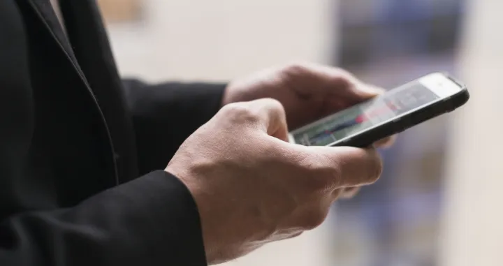 mobilno bankarstvo, mobitel u rukama, ilustracija/Freepik