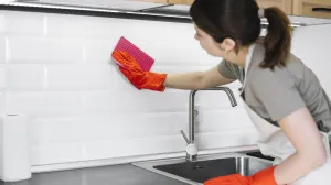 Prirodni sprej će očistiti pločice u kuhinji//