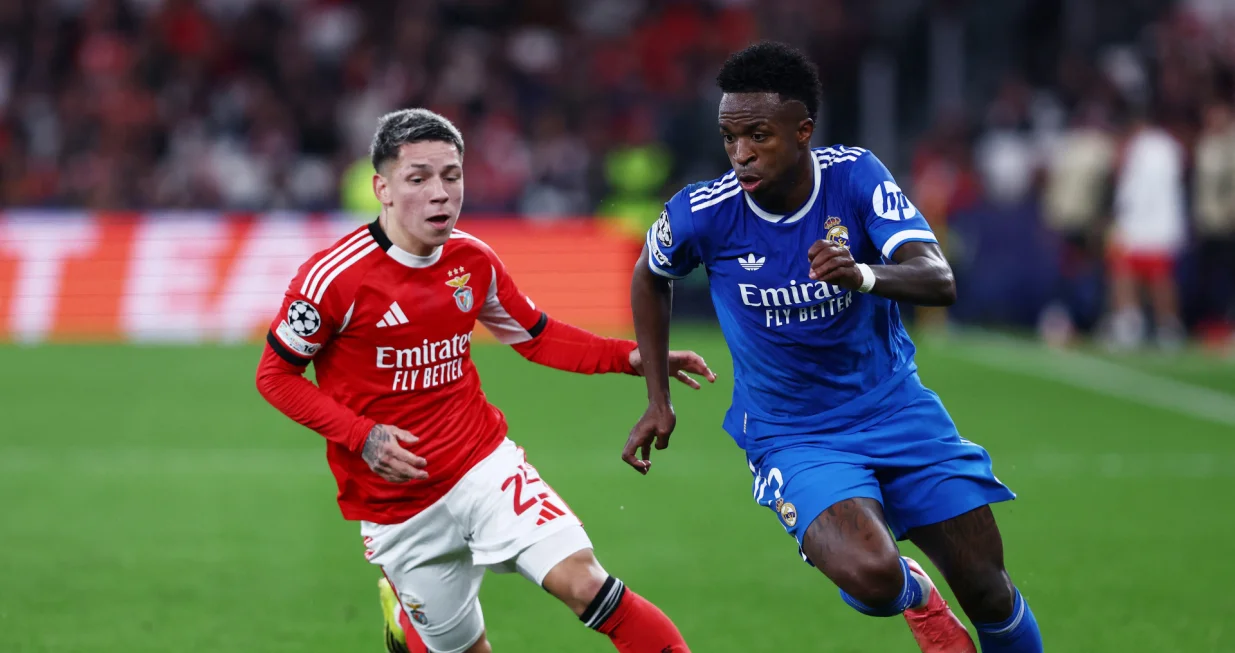 Soccer Football - UEFA Champions League - Play Off - First Leg - Benfica v Real Madrid - Estadio da Luz, Lisbon, Portugal - February 17, 2026 Benfica's Gianluca Prestianni in action with Real Madrid's Vinicius Junior REUTERS/Rodrigo Antunes/Foto: Rodrigo Antunes
