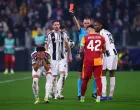 Soccer Football - UEFA Champions League - Play Off - Second Leg - Juventus v Galatasaray - Allianz Stadium, Turin, Italy - February 25, 2026 Juventus' Lloyd Kelly is shown a red card by referee Joao Pinheiro REUTERS/Guglielmo Mangiapane/Foto: Guglielmo Mangiapane