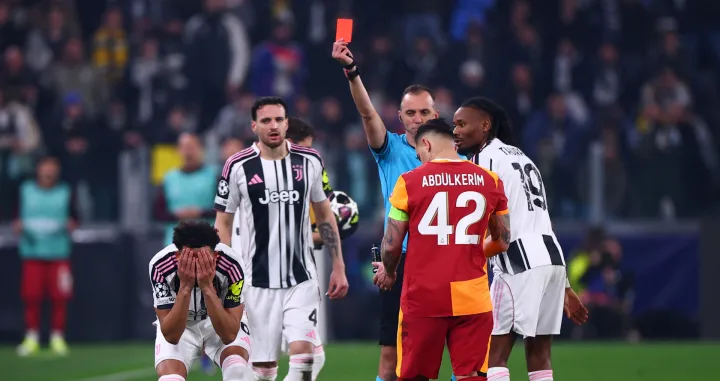 Soccer Football - UEFA Champions League - Play Off - Second Leg - Juventus v Galatasaray - Allianz Stadium, Turin, Italy - February 25, 2026 Juventus' Lloyd Kelly is shown a red card by referee Joao Pinheiro REUTERS/Guglielmo Mangiapane/Foto: Guglielmo Mangiapane