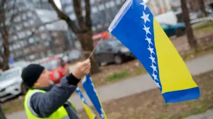 Postavljanje zastava uoci 1. marta/Damir Deljo