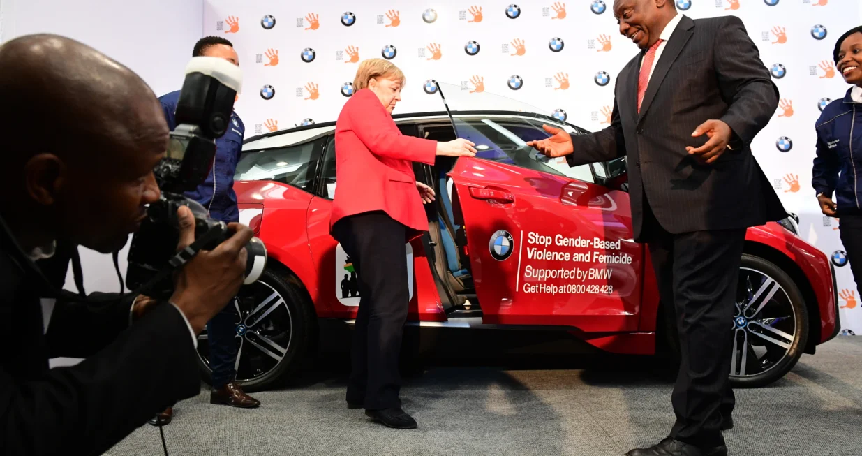epa08198105 German Chancellor Angela Merkel (C-L) and South African President Cyril Ramaphosa (C-R) during a handover ceremony of a BMW i3 at BMW Rosslyn Plant South Africa in Pretoria, Republic of South Africa, 06 February 2020. Merkel is on a three-day trip to South Africa and Angola. EPA/CLEMENS BILAN/Clemens Bilan