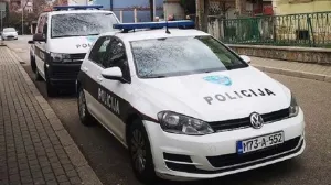 Policija ispred jedne od škola u Mostaru/