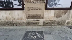 stope atentatora, izrađene prema odljevku istaknutog umjetnika Voje Dimitrijevića/