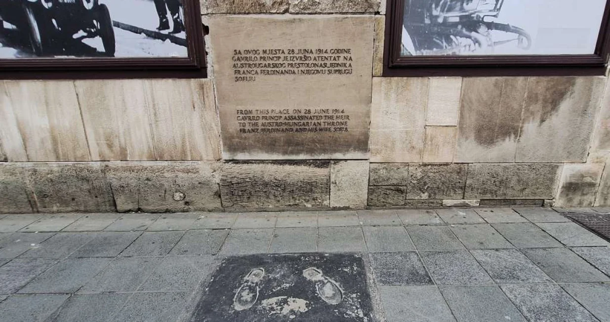 stope atentatora, izrađene prema odljevku istaknutog umjetnika Voje Dimitrijevića/