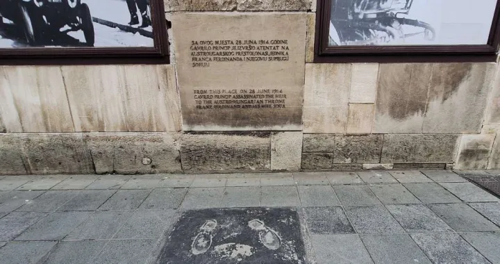 stope atentatora, izrađene prema odljevku istaknutog umjetnika Voje Dimitrijevića/