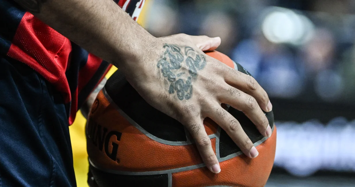 epa10390929 Pierra Henry of Baskonia in action during the Euroleague Basketball match between Alba Berlin and Saski Baskonia, in Berlin, Germany, 05 January 2023. EPA/FILIP SINGER/Foto: Filip Singer