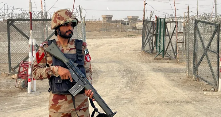 An army soldier stands guard at a deserted entry point at the Friendship Gate, following the exchanges of fire between Pakistan and Afghanistan forces, at the border crossing between the two countries, in Chaman, Pakistan February 27, 2026. Picture taken with a mobile phone. REUTERS/Abdul Khaliq Achakzai/Abdul Khaliq Achakzai