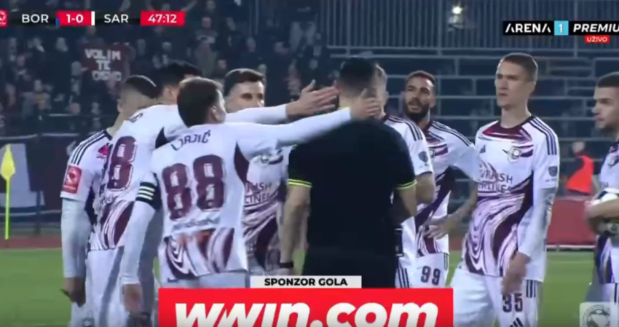 Igrači Sarajeva okružili Kukića/Foto: 