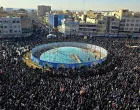 TEHERAN, IRAN, 1. MART: Demonstranti maЕЎu iranskim zastavama i drЕѕe transparente dok skandiraju slogane protiv SAD-a i Izraela tokom masovnog skupa koji se okuplja na Trgu Revolucijae u Teheranu, nakon objave da je iranski voД'a ajatolah Ali Khamenei ubijen u ameriДЌko-izraelskim napadima. (Fatemeh Bahrami - Anadolu Agency)/