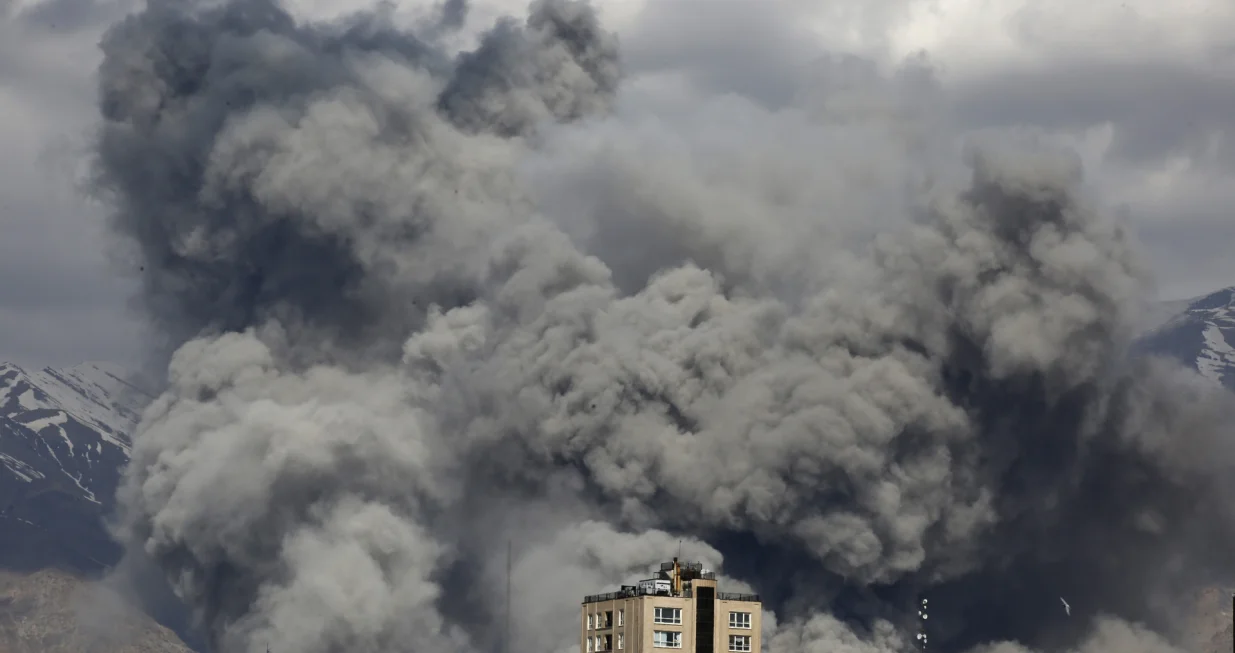 TEHERAN, IRAN - 1. MART: Dim se diЕѕe iznad podruДЌja koja su bila meta napada. Zgrada Radiodifuzne sluЕѕbe Islamske Republike Iran (IRIB) nakon ЕЎto su iranske vlasti saopЕЎtile da je bila meta napada, dok je iranska vojska objavila da je pokrenula nove napade na ameriДЌke i izraelske ciljeve. (Fatemeh Bahrami - Anadolu Agency)/