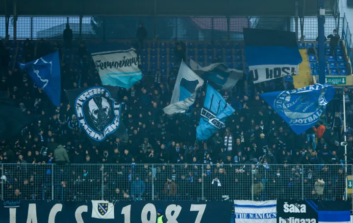 Manijaci sa barjacima/Foto: 