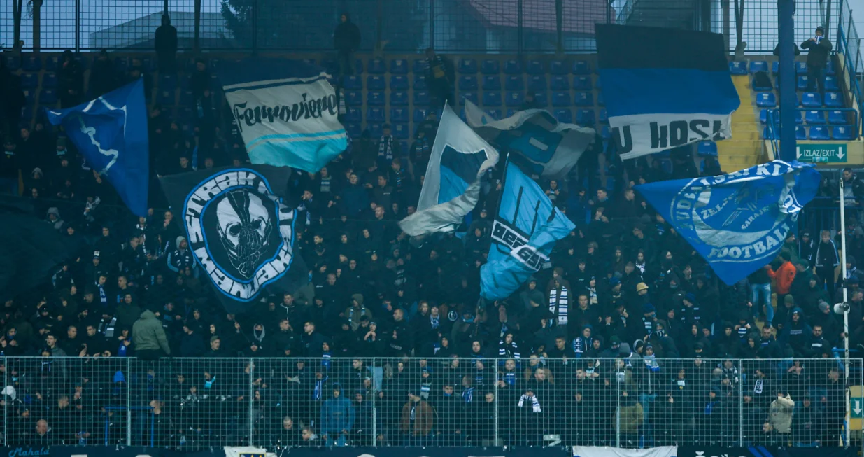 Manijaci sa barjacima/Foto: 