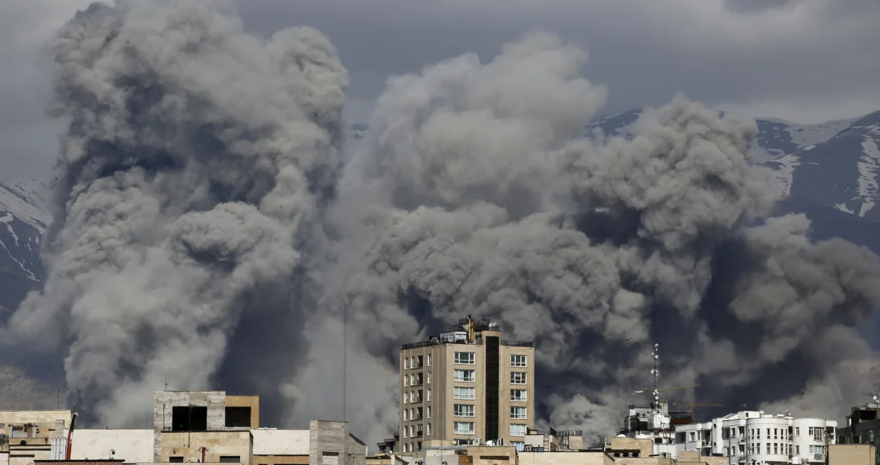 TEHERAN, IRAN - 1. MART: Dim se diЕѕe iznad podruДЌja koja su bila meta napada. Zgrada Radiodifuzne sluЕѕbe Islamske Republike Iran (IRIB) nakon ЕЎto su iranske vlasti saopЕЎtile da je bila meta napada, dok je iranska vojska objavila da je pokrenula nove napade na ameriДЌke i izraelske ciljeve. (Fatemeh Bahrami - Anadolu Agency)/