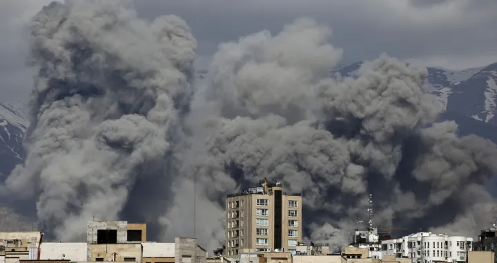 TEHERAN, IRAN - 1. MART: Dim se diЕѕe iznad podruДЌja koja su bila meta napada. Zgrada Radiodifuzne sluЕѕbe Islamske Republike Iran (IRIB) nakon ЕЎto su iranske vlasti saopЕЎtile da je bila meta napada, dok je iranska vojska objavila da je pokrenula nove napade na ameriДЌke i izraelske ciljeve. (Fatemeh Bahrami - Anadolu Agency)/