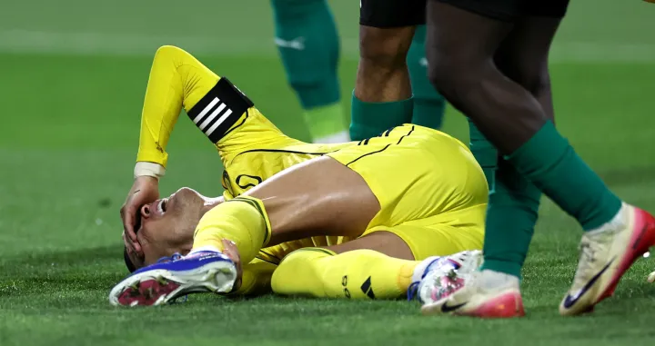 Soccer Football - Saudi Pro League - Al Najma v Al Nassr - King Abdullah Sport City Stadium, Jeddah, Saudi Arabia - February 25, 2026 Al Nassr's Cristiano Ronaldo reacts after sustaining an injury REUTERS/Hamad I Mohammed/Foto: Hamad I Mohammed
