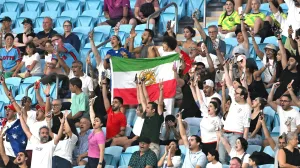 An Iranian flag is displayed by fans during the AFC Women's Asian Cup Group A match between South Korea and Iran at Robina Stadium on the Gold Coast, Australia, March 2, 2026. AAP/Dave Hunt via REUTERS ATTENTION EDITORS - THIS IMAGE WAS PROVIDED BY A THIRD PARTY. NO RESALES. NO ARCHIVE. AUSTRALIA OUT. NEW ZEALAND OUT. NO COMMERCIAL OR EDITORIAL SALES IN NEW ZEALAND. NO COMMERCIAL OR EDITORIAL SALES IN AUSTRALIA./Foto: Dave Hunt