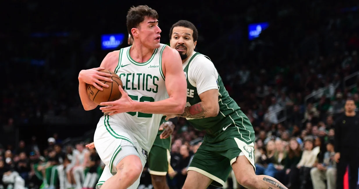 Feb 1, 2026; Boston, Massachusetts, USA; Boston Celtics center Luka Garza (52) drives to the basket while Milwaukee Bucks guard Cole Anthony (50) defends during the second half at TD Garden. Mandatory Credit: Bob DeChiara-Imagn Images/Foto: Bob Dechiara