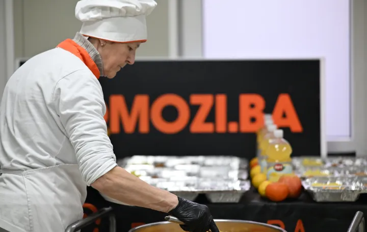 Priprema iftara u udruženju Pomozi.ba/Andrej Bjelo&scaron;