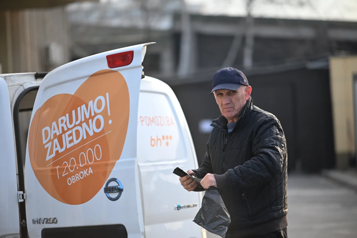 Priprema iftara u udruženju Pomozi.ba/Andrej Bjelo&scaron;