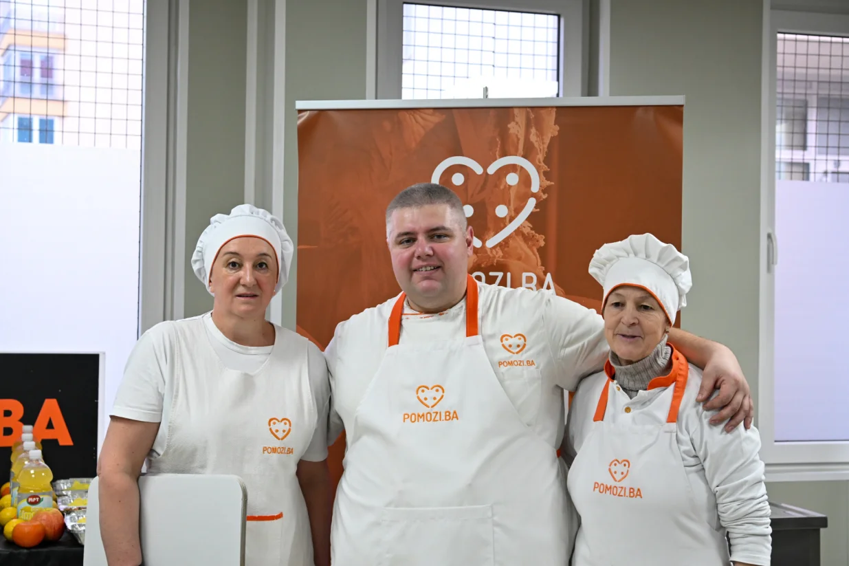 Priprema iftara u udruženju Pomozi.ba/Andrej Bjelo&scaron;