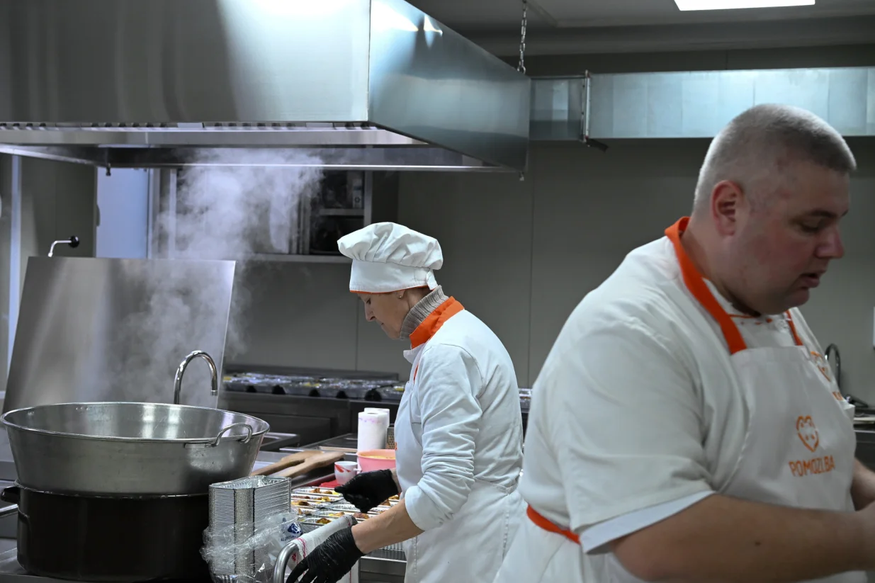 Priprema iftara u udruženju Pomozi.ba/Andrej Bjelo&scaron;