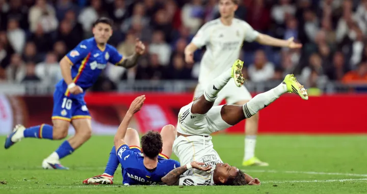 Soccer Football - LaLiga - Real Madrid v Getafe - Santiago Bernabeu, Madrid, Spain - March 2, 2026 Getafe's Mario Martin in action with Real Madrid's Rodrygo REUTERS/Violeta Santos Moura/Foto: Violeta Santos Moura