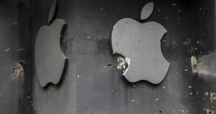 epa10261082 A damaged Apple logo at a shop after shelling in Mykolaiv, southern Ukraine, 23 October 2022. Russian troops on 24 February entered Ukrainian territory, starting a conflict that has provoked destruction and a humanitarian crisis. EPA/HANNIBAL HANSCHKE/Hannibal Hanschke