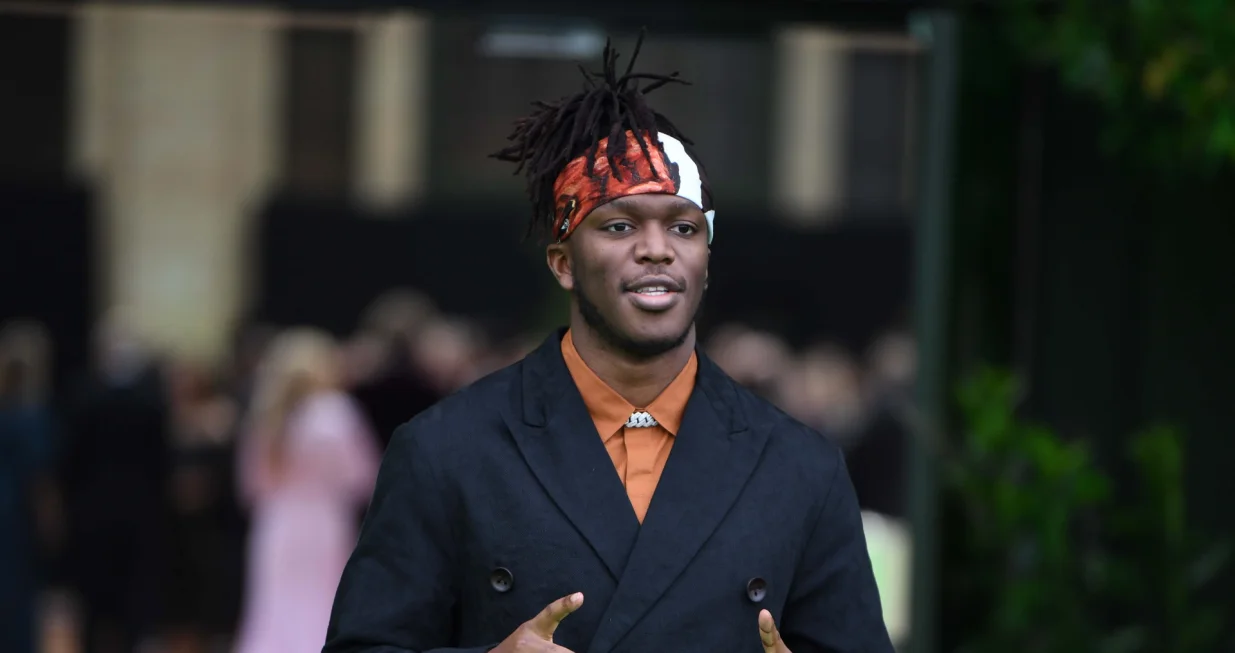 epa09528908 British YouTuber KSI arrives on the green carpet for the inaugural Earthshot Prize ceremony at Alexandra Palace in London, Britain, 17 October 2021. The Earthshot Prize will awarded by The Royal Foundation every year until 2030, to 'five winners each year whose solutions substantially help the environment.' EPA/NEIL HALL/Foto: Neil Hall