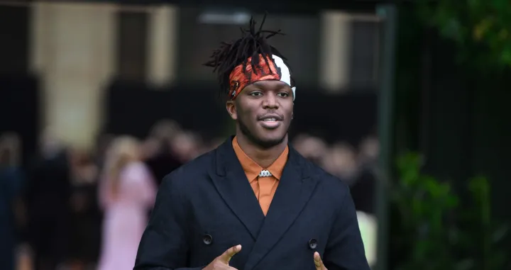 epa09528908 British YouTuber KSI arrives on the green carpet for the inaugural Earthshot Prize ceremony at Alexandra Palace in London, Britain, 17 October 2021. The Earthshot Prize will awarded by The Royal Foundation every year until 2030, to 'five winners each year whose solutions substantially help the environment.' EPA/NEIL HALL/Foto: Neil Hall