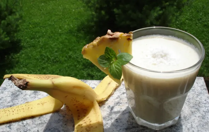 Napitak od ananasa, banane i meda//