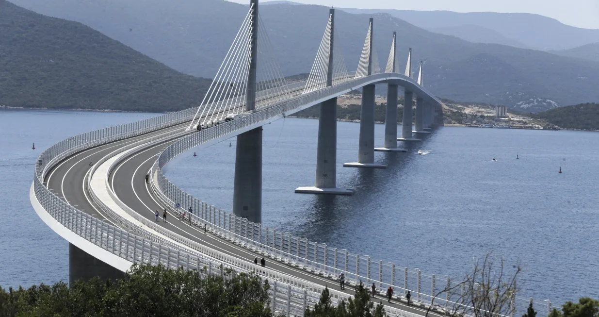 Komarna, Hrvatska - 26. juli 2022:U Komarnoj, malom mjestu smje&scaron;tenom u pelje&scaron;kom kanalu koje ima svega stotinjak stalnih stanovnika, sve je spremno za večera&scaron;nju ceremoniju pu&scaron;tanja u promet Pelje&scaron;kog mosta. (Samır Jordamovıc - Anadolu Agency)/�