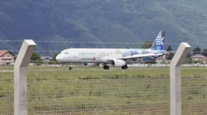 Sarajevo, Bosna i Hercegovina - 21. juni 2020. godine: Nakon skoro tri mjeseca u nedjelju je na Međunarodni aerodrom Sarajevo sletio je prvi avion "Turkish Airlinesa" sa putnicima iz Istanbula, što je obradovalo brojne putnike koji su stigli u bh. prijestolnicu ali i one koji su avionom otputovali u tursku metropolu (Denis Zuberi - Anadolu Agency)/Denis Zuberi