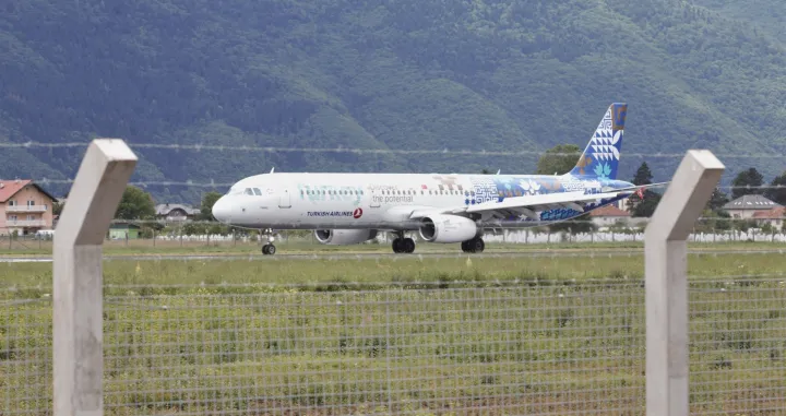 Sarajevo, Bosna i Hercegovina - 21. juni 2020. godine: Nakon skoro tri mjeseca u nedjelju je na Međunarodni aerodrom Sarajevo sletio je prvi avion "Turkish Airlinesa" sa putnicima iz Istanbula, &scaron;to je obradovalo brojne putnike koji su stigli u bh. prijestolnicu ali i one koji su avionom otputovali u tursku metropolu (Denis Zuberi - Anadolu Agency)/Denis Zuberi
