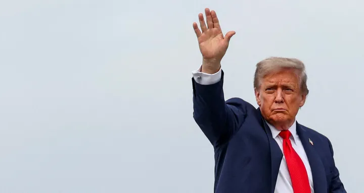 FILE PHOTO: U.S. President Donald Trump waves as he boards Air Force One upon departure following his meeting with Russian President Vladimir Putin to negotiate an end to the war in Ukraine, at Joint Base Elmendorf-Richardson, Alaska, U.S., August 15, 2025. REUTERS/Kevin Lamarque/File Photo/Kevin Lamarque