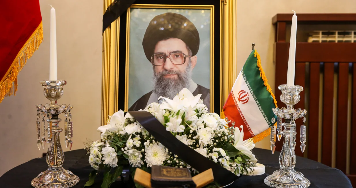BEOGRAD,SRBIJA - 5. mart 2026:Ambasada Islamske Republike Iran u Beogradu otvorila je u ДЌetvrtak knjigu Еѕalosti povodom smrti vrhovnog voД'e te zemlje ajatolaha Alija Khameneija. Osim diplomatskih predstavnika, ispred zgrade iranske ambasade okupljaju se i brojni graД'ani koji odaju poДЌast Еѕrtvama sukoba ostavljajuД&Dagger;i cvijeД&Dagger;e i igraДЌke ispred postavljenog panoa. Na panou su izloЕѕene fotografije djevojДЌica nastradalih u nedavnom bombardovanju ЕЎkole na jugu Irana, kao i prizori razaranja civilnih objekata ЕЎirom zemlje. (Filip Stevanovic - Anadolu Agency)/