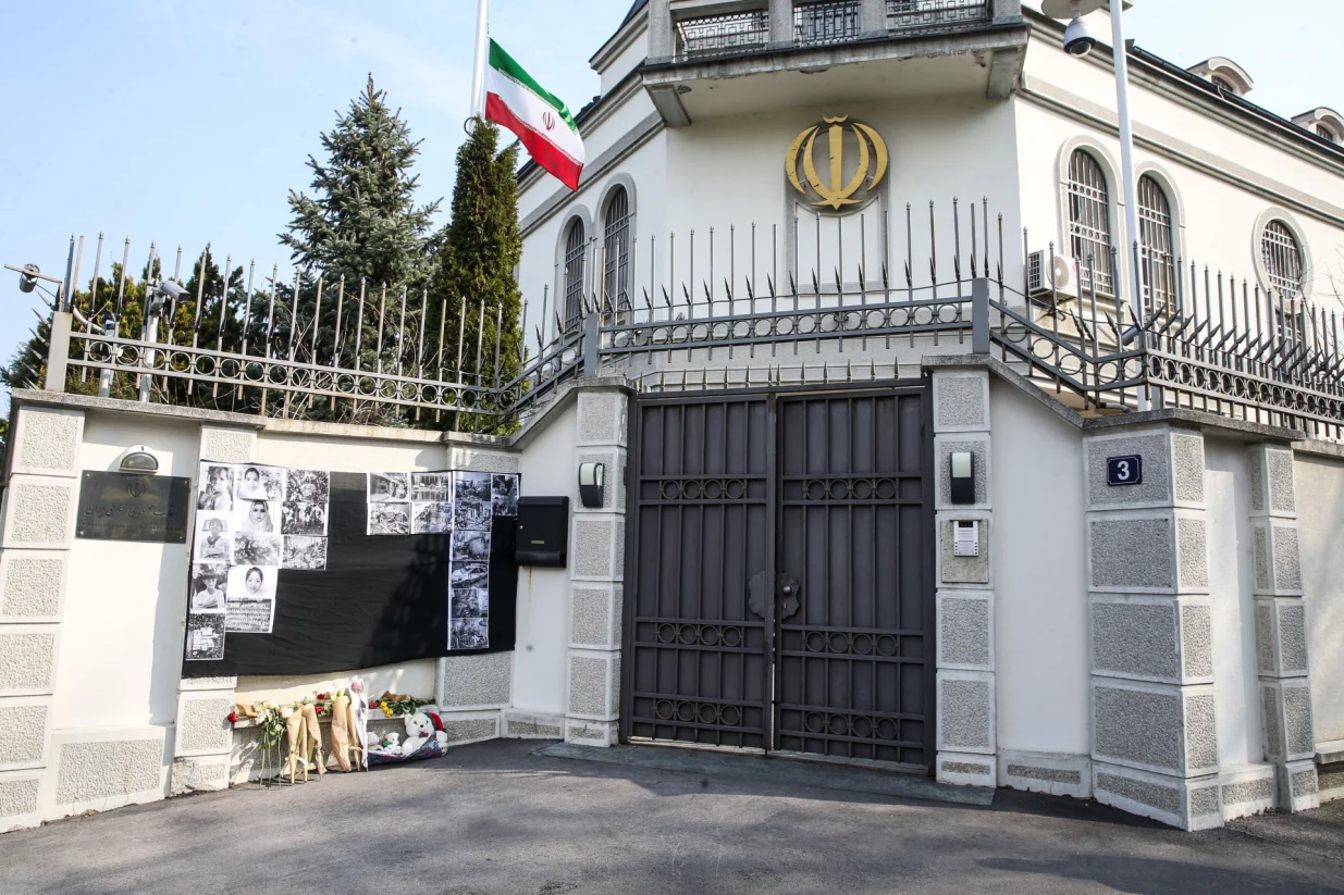 BEOGRAD,SRBIJA - 5. mart 2026:Ambasada Islamske Republike Iran u Beogradu otvorila je u ДЌetvrtak knjigu Еѕalosti povodom smrti vrhovnog voД'e te zemlje ajatolaha Alija Khameneija. Osim diplomatskih predstavnika, ispred zgrade iranske ambasade okupljaju se i brojni graД'ani koji odaju poДЌast Еѕrtvama sukoba ostavljajuД&Dagger;i cvijeД&Dagger;e i igraДЌke ispred postavljenog panoa. Na panou su izloЕѕene fotografije djevojДЌica nastradalih u nedavnom bombardovanju ЕЎkole na jugu Irana, kao i prizori razaranja civilnih objekata ЕЎirom zemlje. (Filip Stevanovic - Anadolu Agency)/