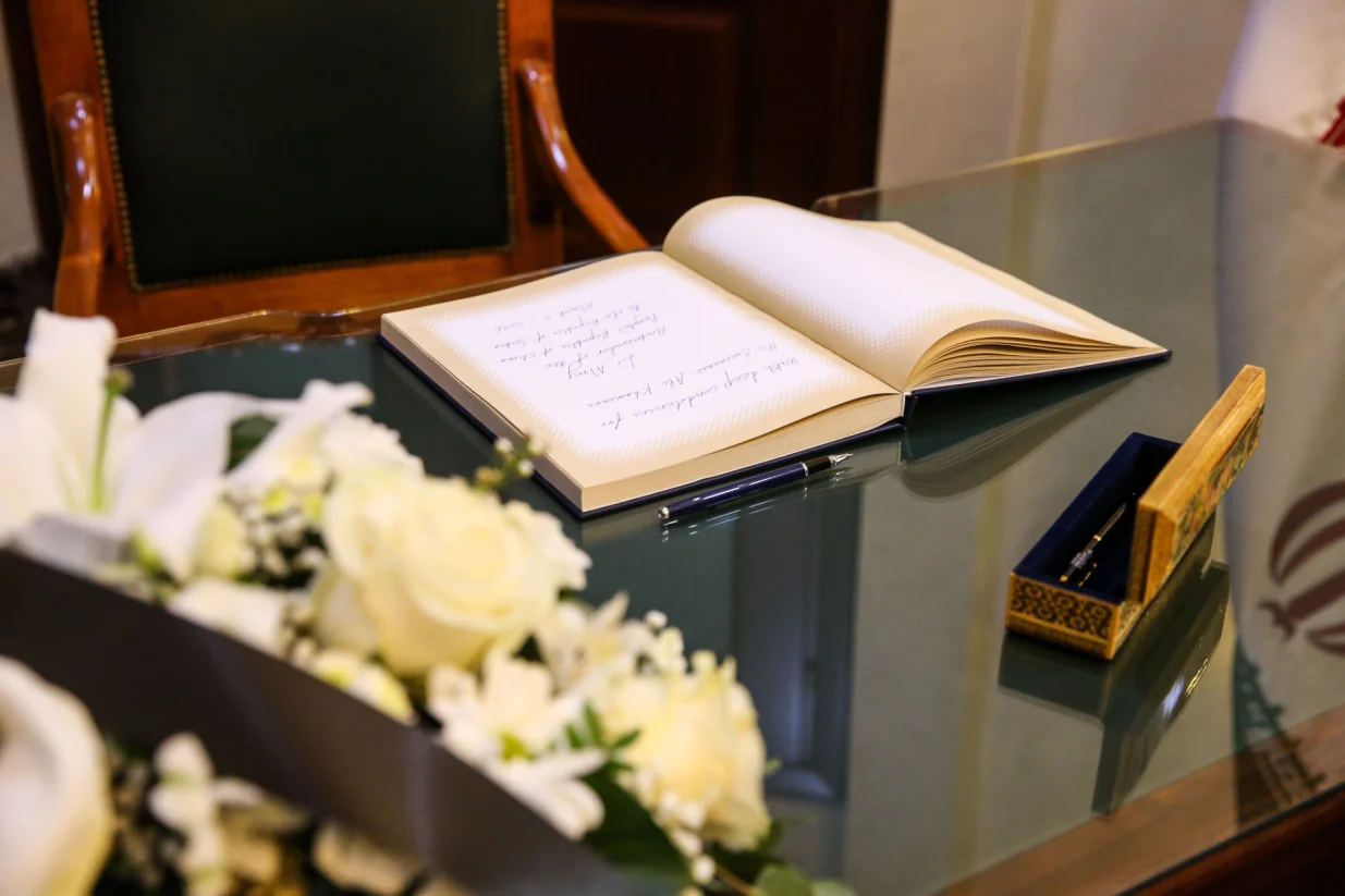 BEOGRAD,SRBIJA - 5. mart 2026:Ambasada Islamske Republike Iran u Beogradu otvorila je u ДЌetvrtak knjigu Еѕalosti povodom smrti vrhovnog voД'e te zemlje ajatolaha Alija Khameneija. Osim diplomatskih predstavnika, ispred zgrade iranske ambasade okupljaju se i brojni graД'ani koji odaju poДЌast Еѕrtvama sukoba ostavljajuД&Dagger;i cvijeД&Dagger;e i igraДЌke ispred postavljenog panoa. Na panou su izloЕѕene fotografije djevojДЌica nastradalih u nedavnom bombardovanju ЕЎkole na jugu Irana, kao i prizori razaranja civilnih objekata ЕЎirom zemlje. (Filip Stevanovic - Anadolu Agency)/